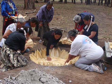 Kinalda: A Navajo Girl's Puberty Ceremony - Karen Lynn Williams