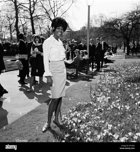 Dionne warwick 1960s Black and White Stock Photos & Images - Alamy