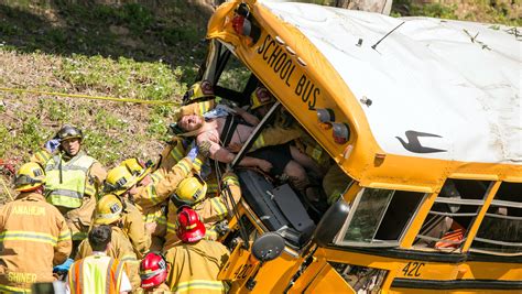 11 students, driver hurt in Calif. bus crash