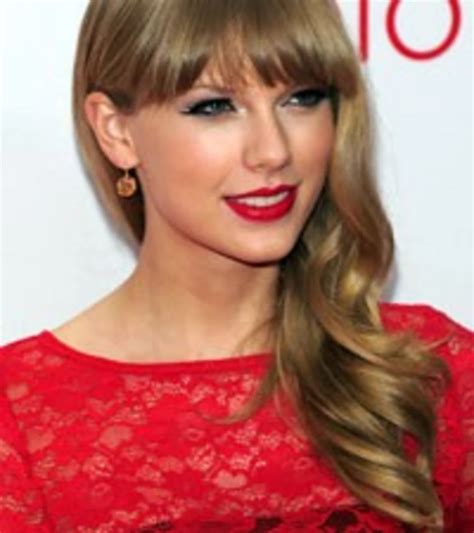 Taylor Swift ‘Red’ Songs Aim to ‘Surprise’