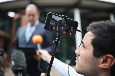 How smartphones are changing the face of news journalism | Al Jazeera Media Institute