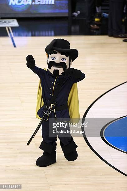 La Salle Explorers Mascot Photos and Premium High Res Pictures - Getty ...