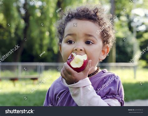 48,386 Kids Eating Apple Images, Stock Photos & Vectors | Shutterstock