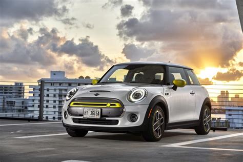 Video: MINI Cooper SE gets a wild first commercial