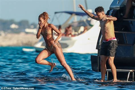 The pictures of Jadon Sancho with his girlfriend on a yacht in Ibiza ѕᴜгргіѕed many people ...