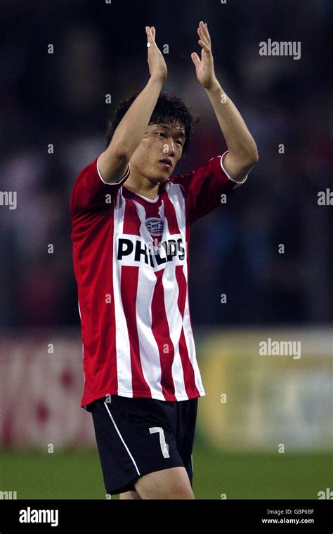 Psv eindhovens ji sung park applauds the crowd hi-res stock photography ...