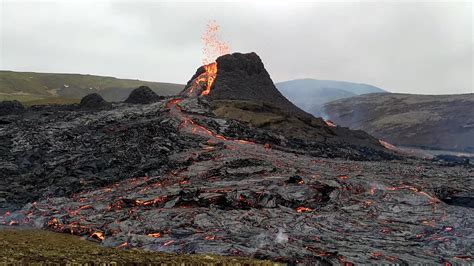 The volcano in Fagradalsfjall, Iceland : r/interestingasfuck