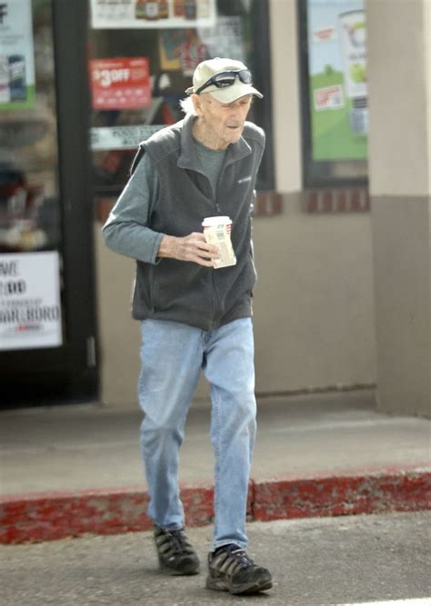 Hollywood legend Gene Hackman seen in rare outing at 93, 20 years after retirement ...