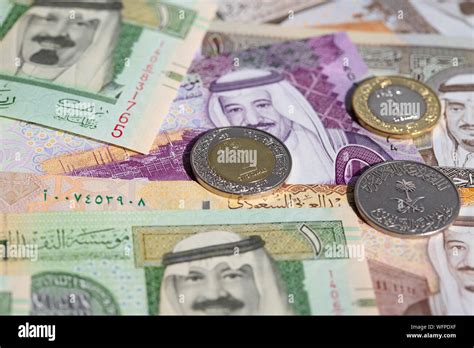 Collection of Saudi Arabia Riyal banknotes Stock Photo - Alamy