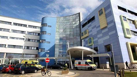 John Radcliffe Hospital: Patients using A&E hits record high - BBC News