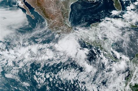 Season’s 1st Hurricane Aims Heavy Hit at Mexico Tourist Zone | US Harbors