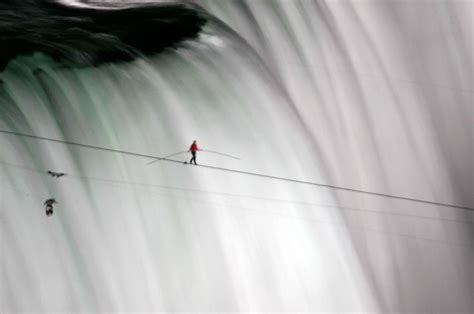 Tightrope walker crosses Niagara Falls