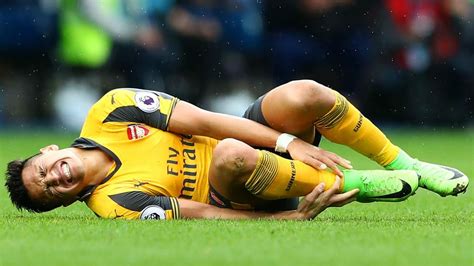 Sanchez ankle in a terrible state - Wenger reports on Arsenal star's injury | FourFourTwo