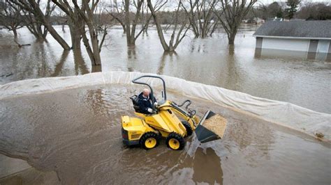 Flooding hits Illinois: Highest river level in 50 years possible in ...