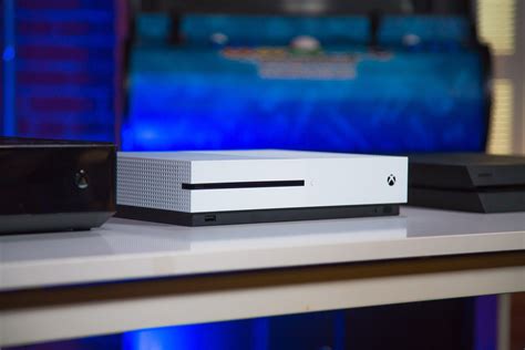 Slideshow: Xbox One S比較画像