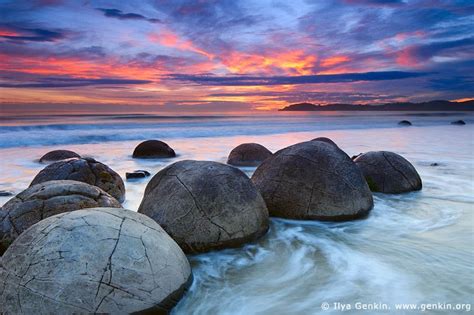 Moeraki Boulders at Sunrise, Otago, South Island, New Zealand | Schöne hintergrund bilder, Orte ...