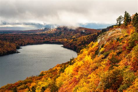 Fall colors in Michigan’s UP, Porcupine Mountains Wilderness, Michigan [5184x3456] [OC] : r ...