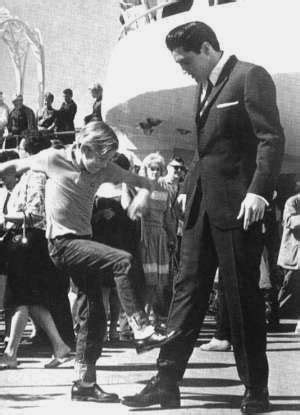 Kurt Russell kicking Elvis Presley in the shin 1963 (300 x 415) : r ...