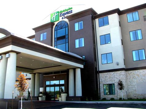 Holiday Inn Express & Suites Kansas City Airport Hotel by IHG