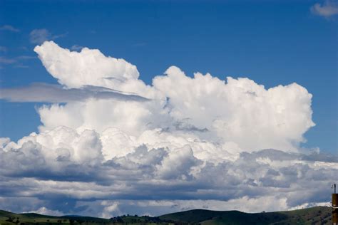 File:Cumulus cloud forming anvil shape.jpg - Wikimedia Commons