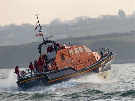 Moelfre and Holyhead RNLI work together to assist vessel in gale force winds | RNLI