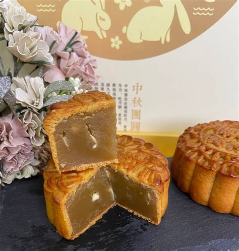 Traditional Baked White Lotus With Melon Seed Mooncakes – Soflle