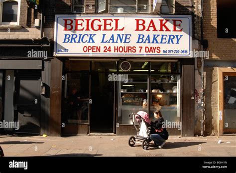 Brick Lane famous 24 hour beigel shop Stock Photo - Alamy