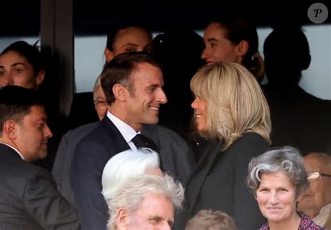 Emmanuel et Brigitte Macron : Regards amoureux pendant la messe ...