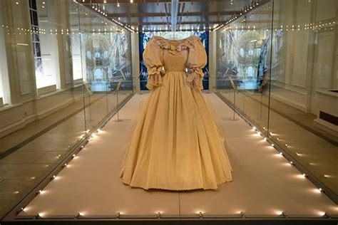 Princess Diana’s wedding dress with 25 ft train put on display at Kensington Palace; see pics ...