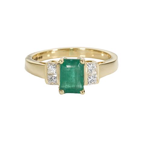 Stunning ring for newlyweds: Ernest jones yellow gold engagement rings