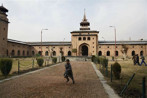 Prayer at Kashmir's biggest mosque for 1st time in 4 months | AP News