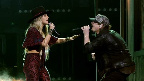 Hardy and Lainey Wilson Sing Harrowing 'Wait in the Truck' at 2022 CMAs | Flipboard