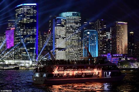 Spectacular Vivid light show illuminates the iconic Sydney Opera House | Daily Mail Online