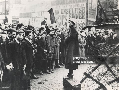 Irish War of Independence. A woman recite the rosary front of the ...