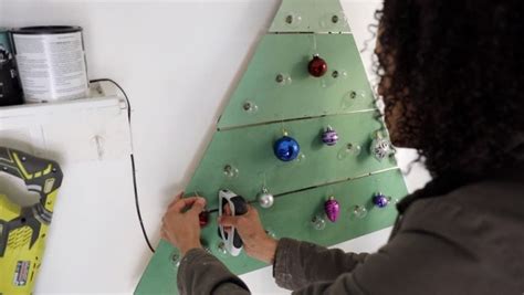 How to Make a DIY Wall-Mounted Wooden Christmas Tree