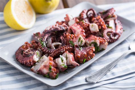 Octopus salad with parsley - Italian recipes by GialloZafferano