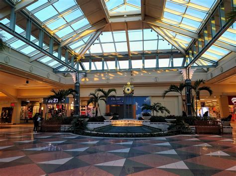 Concord Mall in Wilmington, DE on February 21, 2020. : r/90sdesign