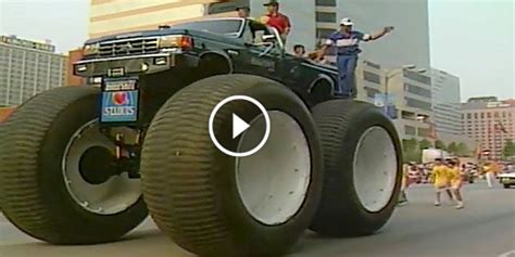 CAN YOU IMAGE HOW HUGE THIS TRUCK IS? Bigfoot 5 MONSTER TRUCK In Action ...