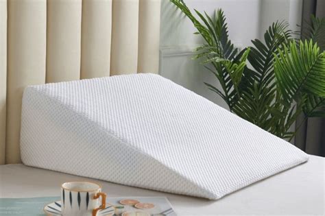 Best Wedge Pillows for Snoring (with picture)