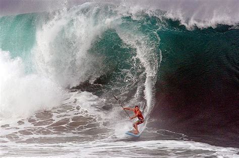 Large waves pound Southern California beaches - Los Angeles Times