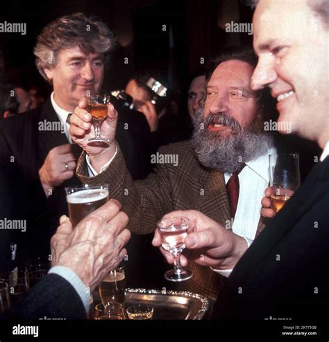 Radovan Karadzic (left), Slobodan Milosevic (right Stock Photo - Alamy