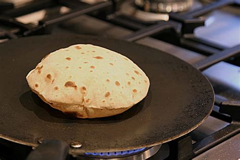 10 Best Tawa for Making Roti at Home [Buying Guide] - NomList