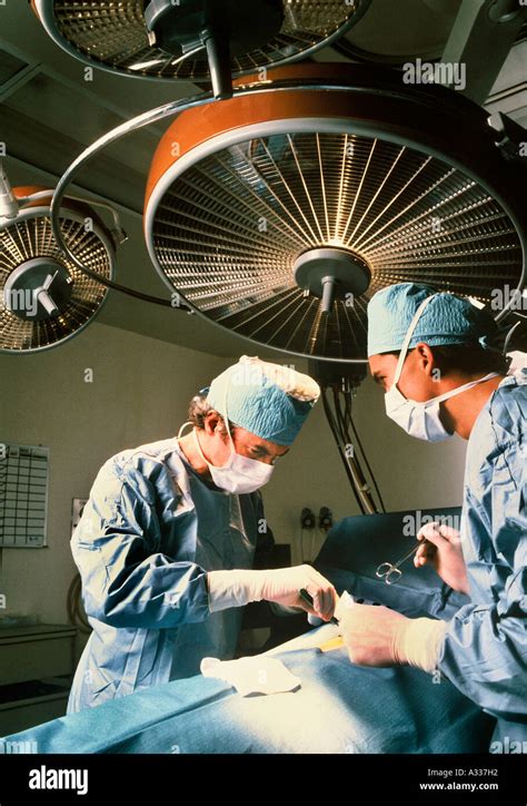 Surgeon in operating room A75 Stock Photo - Alamy