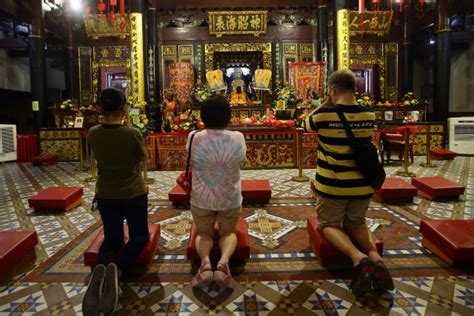 Chinese Praying at Taoist Temples - LOVELY SULAWESI