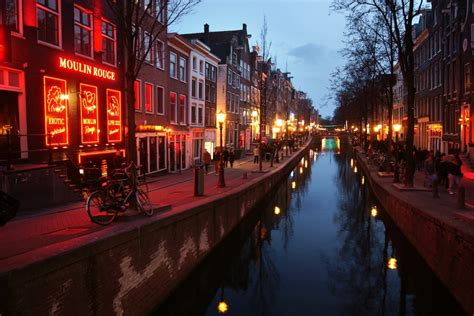 Guided Tours Prohibited in the Red Light District in 2020 | DutchReview