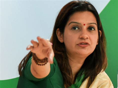 Priyanka Chaturvedi forced to leave Congress for singing? - Oneindia News