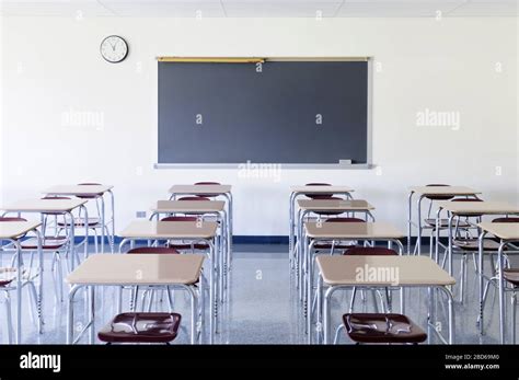 Empty desks school hi-res stock photography and images - Alamy