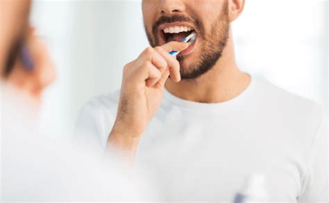 5 errores habituales al cepillarse los dientes que tú también haces