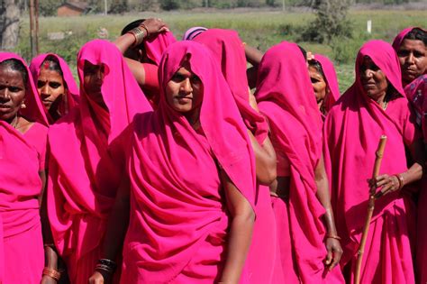 Mengenal Gulabi Gang: Pahlawan Perempuan dari India yang Bersenjatakan Sapu dan Pentungan