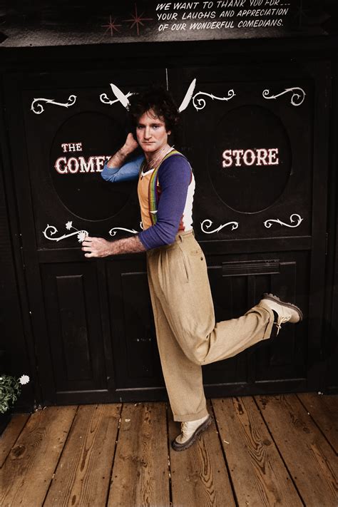 Robin Williams outside The Comedy Store in Hollywood - 1978 : r/Colorization